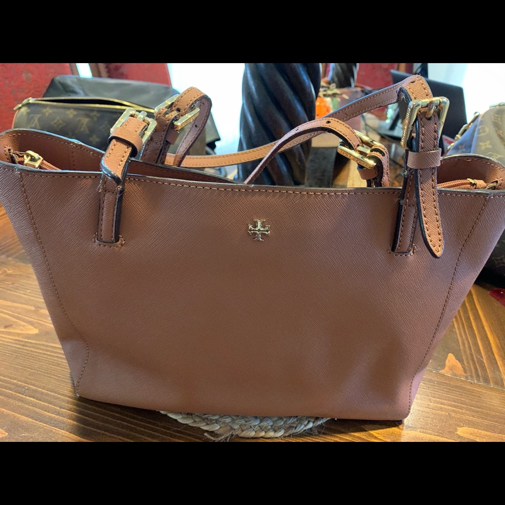 TORY BURCH TOTE!!!